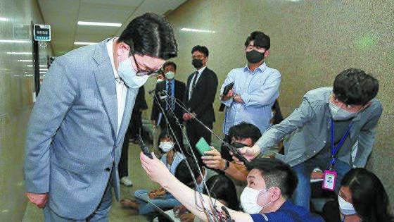 26일 오후 국회 본회의장에서 열린 제 398회 임시회 6차 본회의 대정부 질문도중 권성동 국민의힘 원내대표가 문자대화를 하고 있다. 국회사진기자단