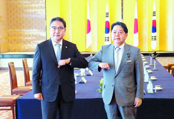 박진 외교부 장관은 지난 18일 일본 도쿄 외무성 이쿠라공관에서 하야시 요시마사 일본 외무상과 만나 현금화 조치 이전에 강제징용 문제의 해법을 도출해야 한다는 입장을 강조했다. [연합뉴스]