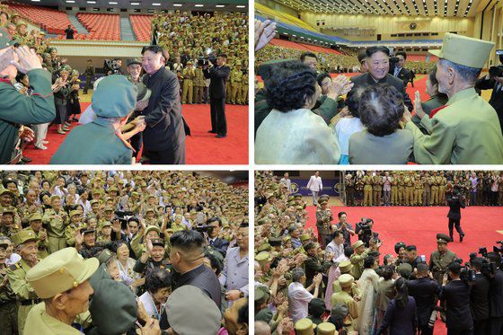 김정은 국방위원장이 지난해 7월 29일 열린 제7차 전국노병대회 참가자들을 만나 기념 사진을 찍는 모습. 뉴스1