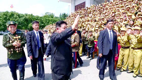 북한 김정은 국무위원장이 지난 28일 정전협정 체결 69주년(전승절)을 뜻깊게 기념한 제8차 전국노병대회 참가자들을 조국해방전쟁승리기념탑 앞에서 만나 기념사진을 찍었다고 조선중앙TV가 29일 보도했다. 조선중앙TV 방송 화면에 경호원들이 김 위원장 근접 거리에서 밀착 경호를 하는 모습이 포착됐다. 연합뉴스