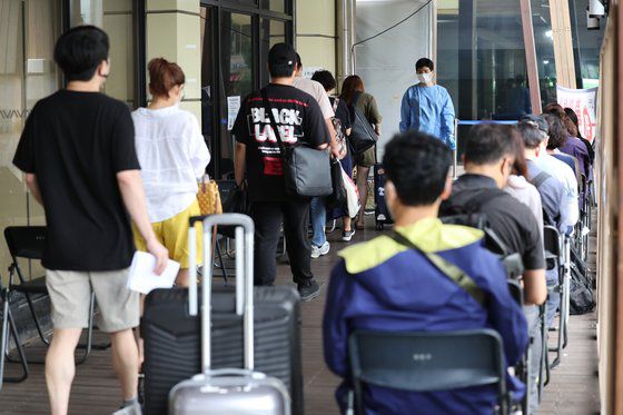 2일 오전 서울 송파구보건소 선별진료소에서 피검자들이 대기하고 있다. 연합뉴스