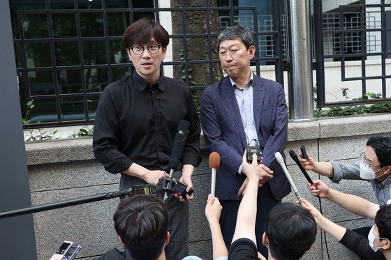 3일 오후 서울 종로구 외교부 앞에서 임재성 변호사, 장완익 변호사, 김영환 민족문제연구소 대외협력실장이 기자회견을 열고 강제동원 민관협의회에 불참을 발표하는 모습. 연합뉴스.