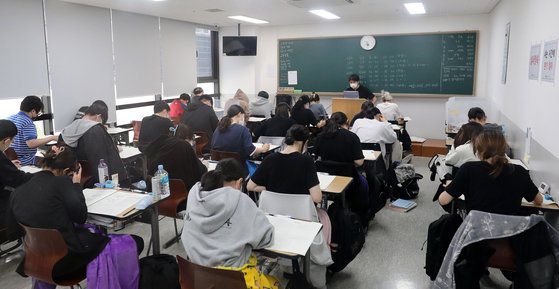 지난 6월 9일 오전 서울 마포구 종로학원 강북본원에서 수험생들이 2023학년도 대학수학능력시험 6월 모의평가를 치르고 있다. 뉴스1