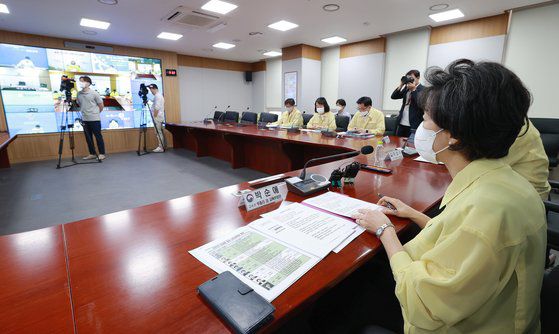 만 5세 초등학생 입학 등 학제개편안이 논란이 되는 가운데 박순애 사회부총리 겸 교육부 장관(오른쪽)이 3일 정부세종청사에서 전국 시·도 교육감과 영상 간담회를 주재하고 있다. [연합뉴스]