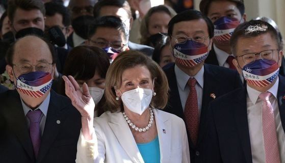 낸시 펠로시 미국 하원의장이 3일(현지시간) 대만 타이베이에 위치한 의회에 도착해 취재진에게 손을 흔들고 있다. AFP=뉴스1