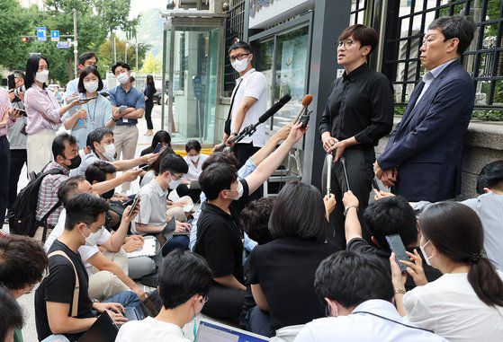 강제동원 소송 피해자 대리인인 임재성 변호사가 지난달 14일 오후 일제 강제징용 피해자 배상 문제의 해법을 모색하는 민관협의회 2차 회의를 마치고 서울 종로구 도렴동 외교부 청사 앞에서 기자회견을 하고 있다. [연합뉴스]