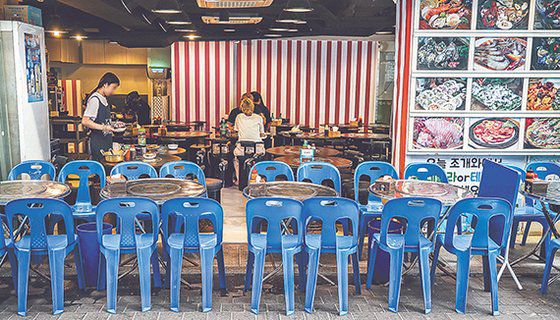 금융위원회가 자영업자 등을 위한 125조원 이상 민생 안정대책을 8일 밝혔다. 손님이 없어 한산한 서울 명동의 식당가. [뉴시스]