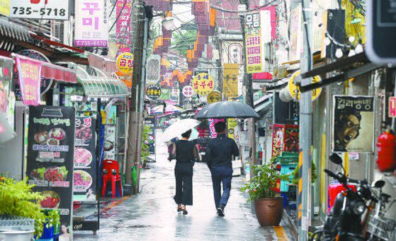 오는 9월말부터 자영업자들은 7%이상 고금리 대출을 최고 6.5%고정금리 대출로 갈아탈 수 있다. 사진은 6월 30일 서울 종로구 세종마을음식문화거리에 시민들이 이동하고 있다. 뉴스1