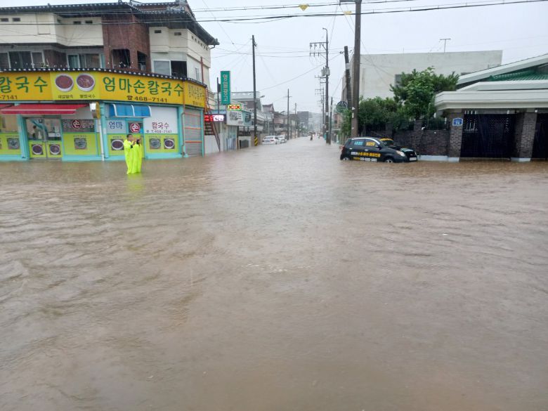 11일 호우경보가 내려진 전북 군산시 문화동의 한 상가 건물 도로가 물에 잠겨 있다. 뉴시스