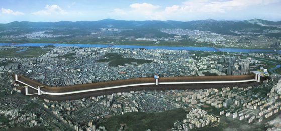 신월동 빗물터널 모식도. 좌측 신월동에서 3개 직수구를 통해 물을 흡수하고, 우측 목동펌프장에서 안양천으로 배출한다. 가운데 시설은 환기 장치. 양천구청