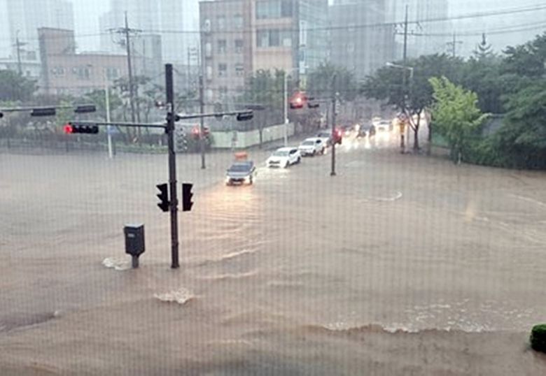 11일 내린 집중호우로 침수된 군산시내. 뉴시스