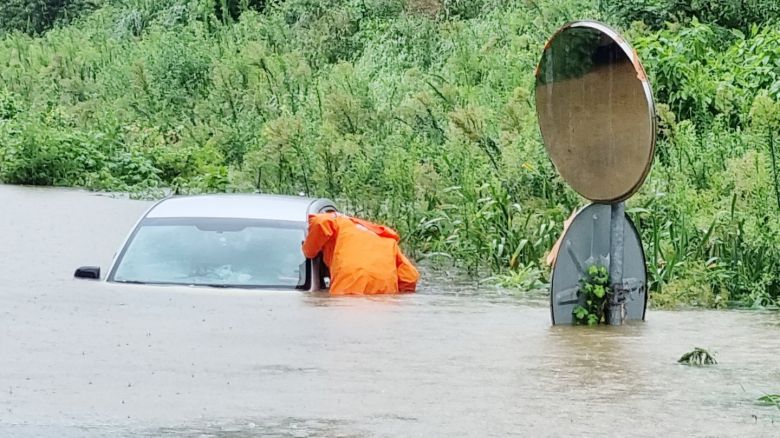 11일 호우경보가 내려진 전북 군산시 미룡동 한 아파트 인근 도로에 주차된 차량이 불어난 물에 잠겨 있다. [뉴시스]