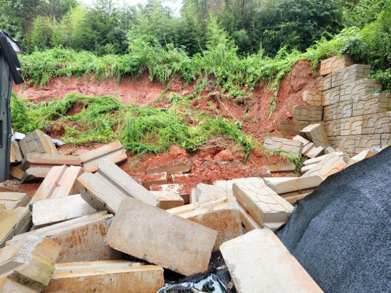 11일 집중 호우로 전북 군산시 옥산면 남내리 한 마을의 축대가 무너져 내렸다. 연합뉴스