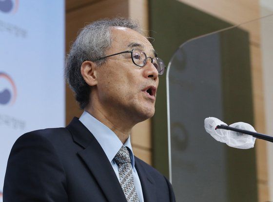 박병주 코로나19 백신 안전성위원회 위원장(대한민국의학한림원 부원장)이 지난해 브리핑을 하고 있다. 뉴스1