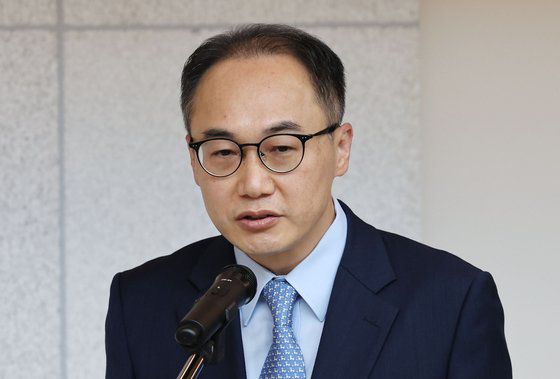 18일 오전 한동훈 법무부 장관이 출근하고 있다. 뉴스1