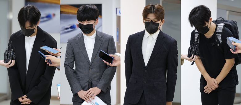 진천선수촌에서 음주 및 음주운전으로 사고를 낸 스피드스케이팅 국가대표 김민석(왼쪽부터), 정재원, 정재웅, 정선교가 지난 8일 오후 서울 송파구 올림픽공원 벨로드롬에서 열린 스포츠공정위원회(징계위원회)에 출석하고 있다. 연합뉴스