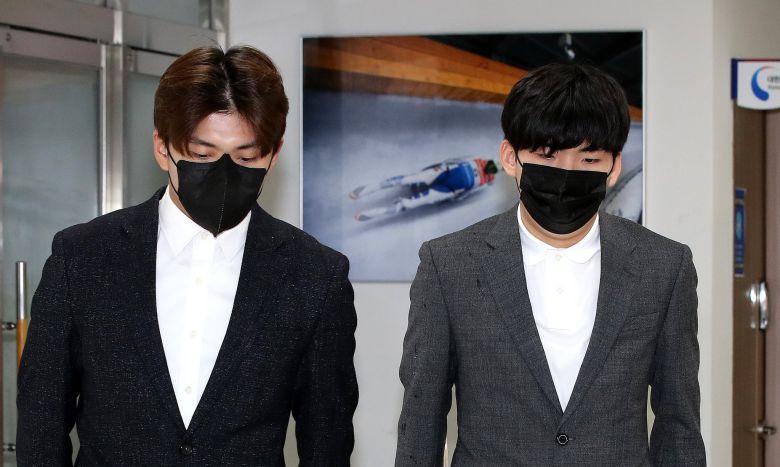 '빙속 형제' 정재웅(왼쪽)과 정재원이 지난 8일 오후 서울 송파구 대한빙상경기연맹 회의실에서 열린 진천 국가대표 선수촌 내 음주운전 사고 관련 스포츠공정위원회(징계위원회)에 출석하고 있다. 뉴스1