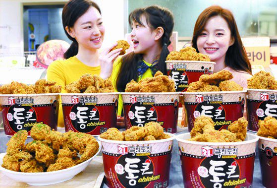 롯데마트가 2019년 내놓았던 통큰치킨. 중앙포토