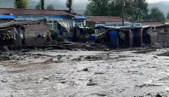 지난 17일 중국 북서부 칭하이성에선 갑작스런 폭우로 산지 마을 일대에 토사가 쏟아져 내려 17명이 숨지고 17명이 실종됐다. 사진 중국 지무뉴스 캡처.