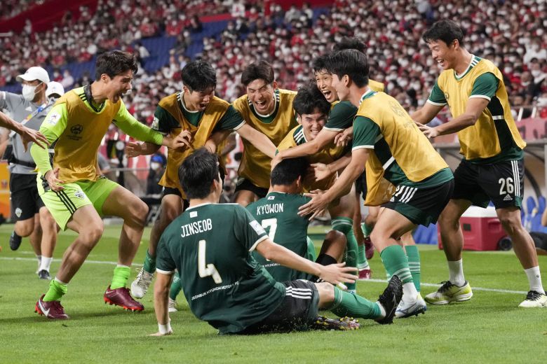 연장전에서 골을 터트린 전북 한교원(가운데). AP=연합뉴스