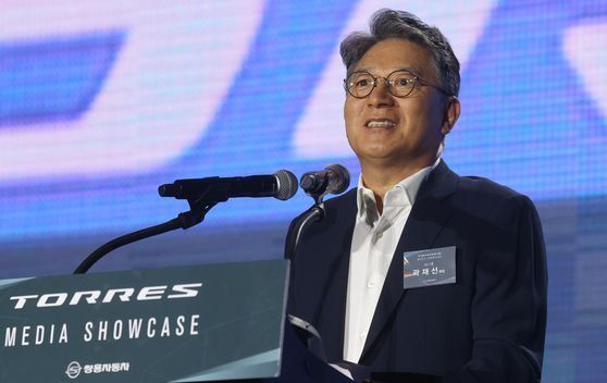 쌍용자동차가 26일 법원의 인가를 받아 KG그룹 중심의 KG 컨소시엄을 새 주인으로 맞이하게 됐다. 사진은 지난달 곽재선 KG그룹 회장이 토레스 신차 발표회에서 인사말을 하는 모습. [연합뉴스]