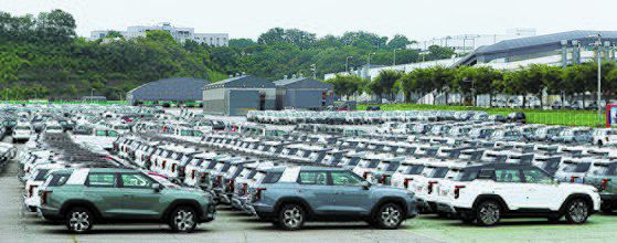 쌍용자동차의 신차 토레스가 누적 예약 대수 6만 대를 돌파했다. 생산된 토레스가 평택출고센터에 주차된 모습. [뉴스1]