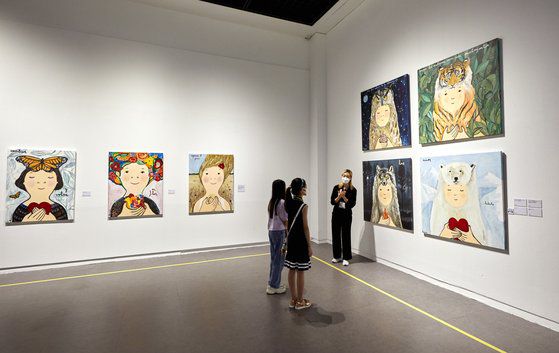 박유나 도슨트(맨 오른쪽)가 소중 학생기자단에게 ‘가면(동물 탈) 시리즈’ 4작품을 설명하고 있다.