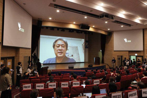 31일 국회의원회관에서 열린 저작권법 개정안에 관한 토론회 '천만영화 감독들 마침내 국회로: 정당한 보상을 논하다'에 박찬욱 감독도 미국 LA에서 화상 연결로 참석했다. [사진 한국영화감독조합]