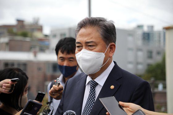 박진 외교부 장관이 2일 오후 일제 강제동원 피해자 이춘식 할아버지의 광주 광산구 우산동 자택을 방문해 큰절하고 있다. 박 장관은 이날 광주를 찾아 일제 강제동원 피해자와 만나 외교적 해법 마련을 약속했다. 연합뉴스