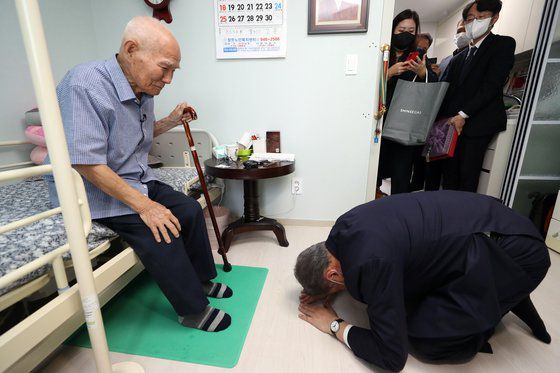 박진 외교부 장관이 2일 오후 미쓰비시중공업 근로정신대 강제동원 피해자인 양금덕 할머니 집을 방문해 이야기를 듣고 있다. 연합뉴스