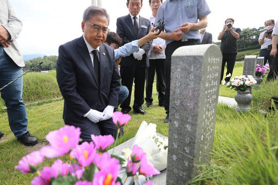 박진 외교부 장관이 2일 오후 일제 강제동원 피해자 이춘식 할아버지의 광주 광산구 우산동 자택을 방문해 악수하는 모습. 연합뉴스.