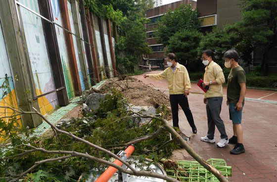조희연 서울교육감(왼쪽)이 지난 8월 11일 오후 집중호우로 피해를 입은 서울 동작구 국사봉중학교를 찾아 현장 상황을 살펴보고 있다. 뉴스1