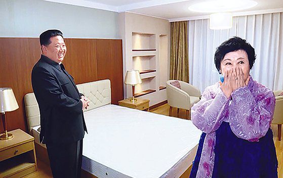 지난 5월 김정은 북한 국무위원장으로부터 고급 주택을 선물 받은 이춘히 조선중앙TV 앵커가 김 위원장과 함께 내부를 둘러보는 모습. 조선중앙통신=연합뉴스