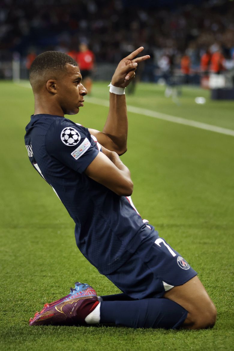 팔짱 세리머니를 펼치는 음바페. EPA=연합뉴스