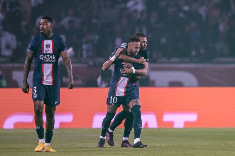 파리생제르맹 음바페(가운데 뒤)가 유벤투스전에서 선제골을 넣은 뒤 네이마르(가운데)에 백허그를 했다. AFP=연합뉴스