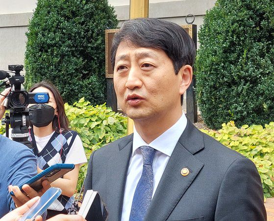 안덕근 통상교섭본부장이 7일(현지시간) 캐서린 타이 미국 무역대표부(USTR) 대표와 면담한 뒤 기자들과 만나고 있다. 사진 워싱턴 특파원 공동 취재단