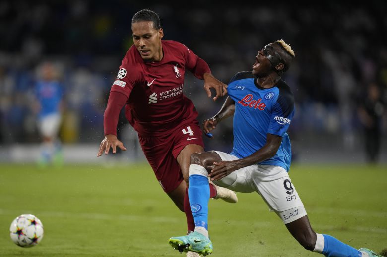 오시멘과 볼경합을 펼치는 리버풀 판데이크(왼쪽). AP=연합뉴스