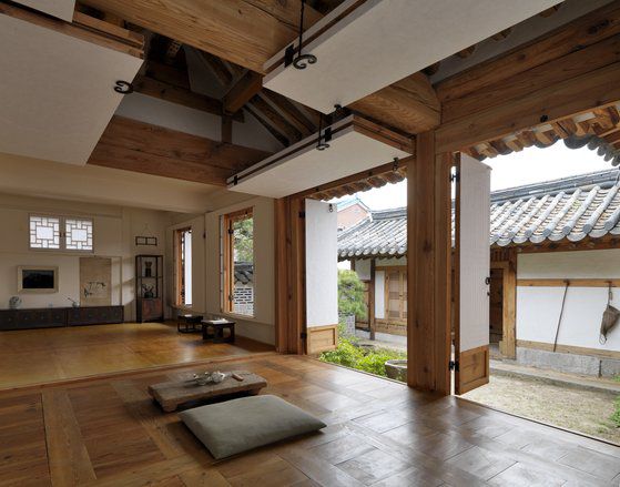 서예실과 손님용 사랑방은 자연스럽게 세월로 물들어 따뜻하고, 고풍스러운 느낌을 선사한다. 한국에서 소나무는 장수와 굳건함을 상징한다. 서예실 외벽 가까이에 심어진 소나무는거주자들에게 행운을 가져다주는 효과를 나타낸다고 한다. [사진 이종근]