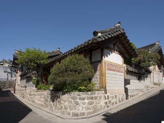 두 거리의 모퉁이 사이에 위치한 이 고택에서는 다듬어진 석재 사이로 난 계단이 출입구로 쓰인다. 화강암 재료로 바닥을 지탱하는 튼튼한 벽은 지붕의 무게를 견딜 수 있을 만큼 견고하면서도 붉은색 벽돌과 흰색 석고의 조화가 자아내는 디자인적 아름다움도 겸비한다. 처마 가장자리를 따라 놓여 있는 수막새는 원형 장식으로 아름답게 마감되어 있는데, 이는 빗물이 처마에 고이지 않고 바닥으로 떨어지도록 유도한다. [사진 이종근]