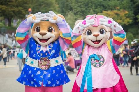 거리두기 없는 첫 명절…축제 넘치는 테마파크, 푹 쉬는 리조트