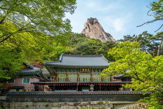 도봉산 천축사 사찰 뒤로 갓을 쓴 것처럼 선인봉이 우뚝 솟아 있다. 사진 서울관광재단