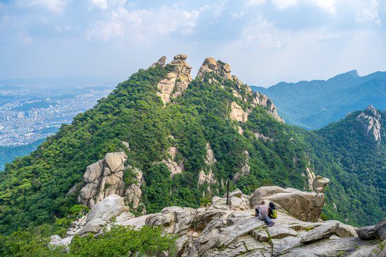 두 등산객이 북한산 암봉이 솟아오른 풍경을 감상하고 있다. 백운탐방지원센터에서 백운대 정상까지는 대략 1시간30분이 걸린다. 사진 서울관광재단