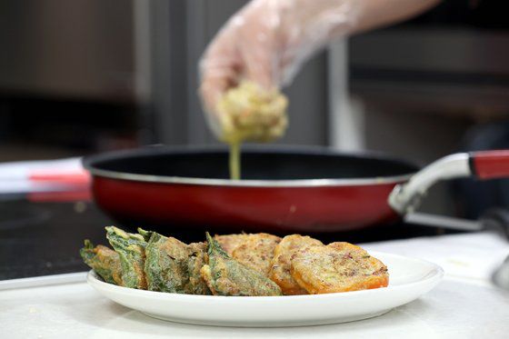 지난해 추석 연휴가 끝난 9월 23일 오전 광주 북구의 재활용품 선별장에 연휴 기간 쌓인 재활용품이 가득 쌓여 있다. 연합뉴스