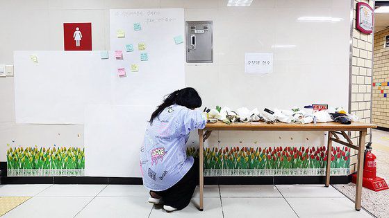 윤희근 경찰청장이 15일 오후 신당역 역무원 피살 사건과 관련해 서울 중부경찰서를 방문해 보고를 받기 위해 이동하고 있다. 연합뉴스