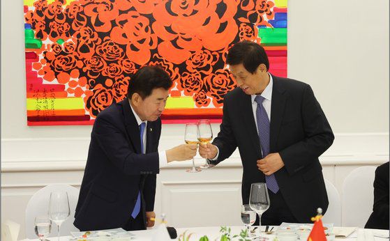 김진표(왼쪽) 국회의장이 16일 오후 국회의장 공관에서 열린 리잔수 중국 전국인민대표회의 상무위원장 초청 만찬에서 리 위원장과 건배하고 있다. 사진 국회의장실 제공