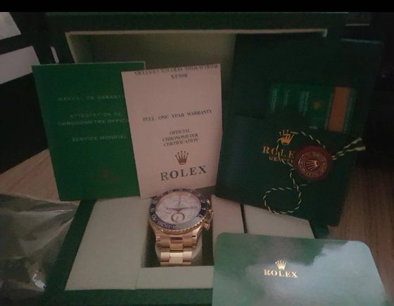 롤렉스 가품. 박스와 보증서 모두 위조품이기 때문에 주의가 필요하다. [사진 김한뫼]