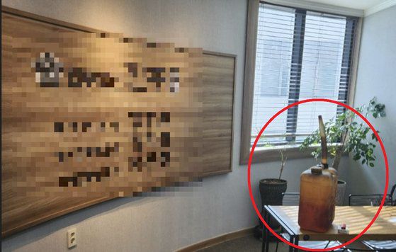 지난 18일 오전 경남 진주의 한 변호사 사무실에 놓여 있는 기름통과 라이터. 사진 독자