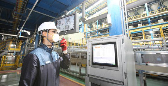 세종시에 있는 포스코케미칼의 음극재 공장 생산라인. [사진 포스코케미칼]