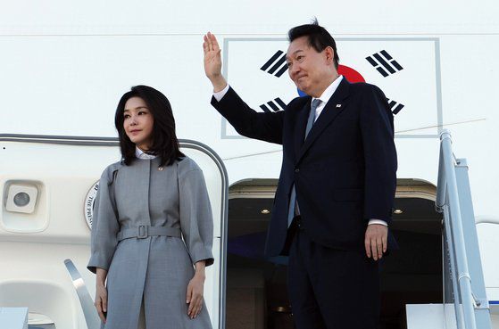 윤석열 대통령과 김건희 여사가 23일(현지시간) 캐나다 오타와 국제공항에서 환송인사들에게 인사하고 있다. 연합뉴스