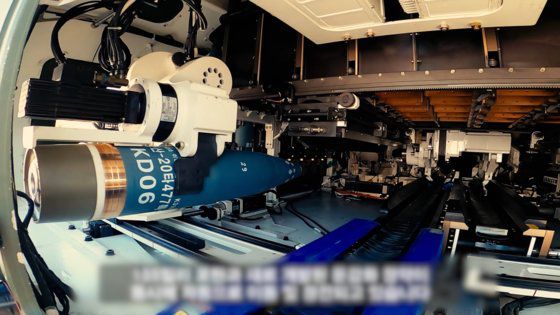 K9A2에 적용될 포탄 자동 이송장치. 로봇암이 포탄을 집어 포신에 넣을 준비를 하고 있다. 한화디펜스